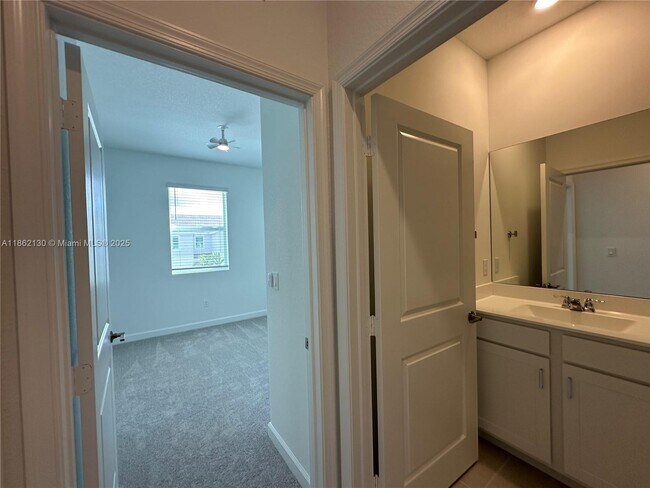 Building Photo - 402 SE Crossoak Ln