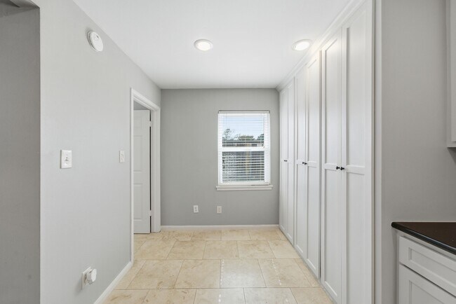 Building Photo - 2502 Hollow Hook Rd