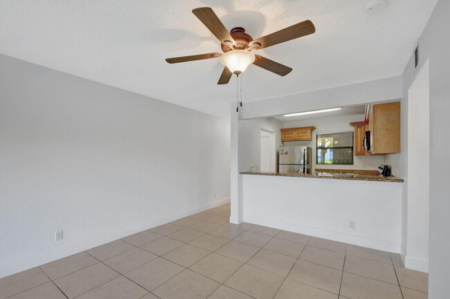 Building Photo - 1495 Lake Crystal Dr