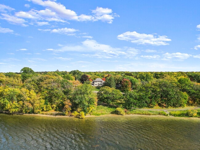 Building Photo - 1580 E Shore Dr