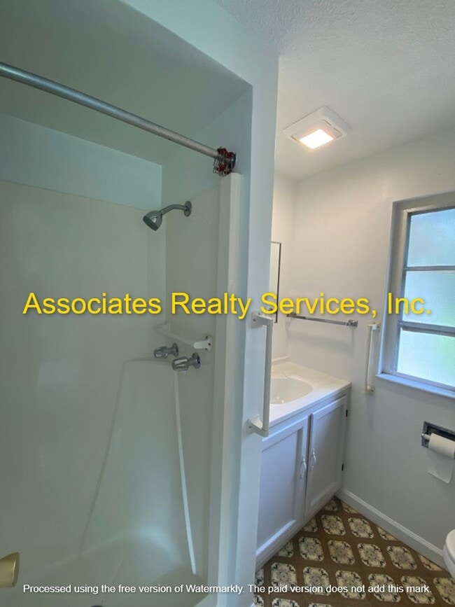 Building Photo - Rare find! 4 bed/3 bath House in Newberry, FL on one acre