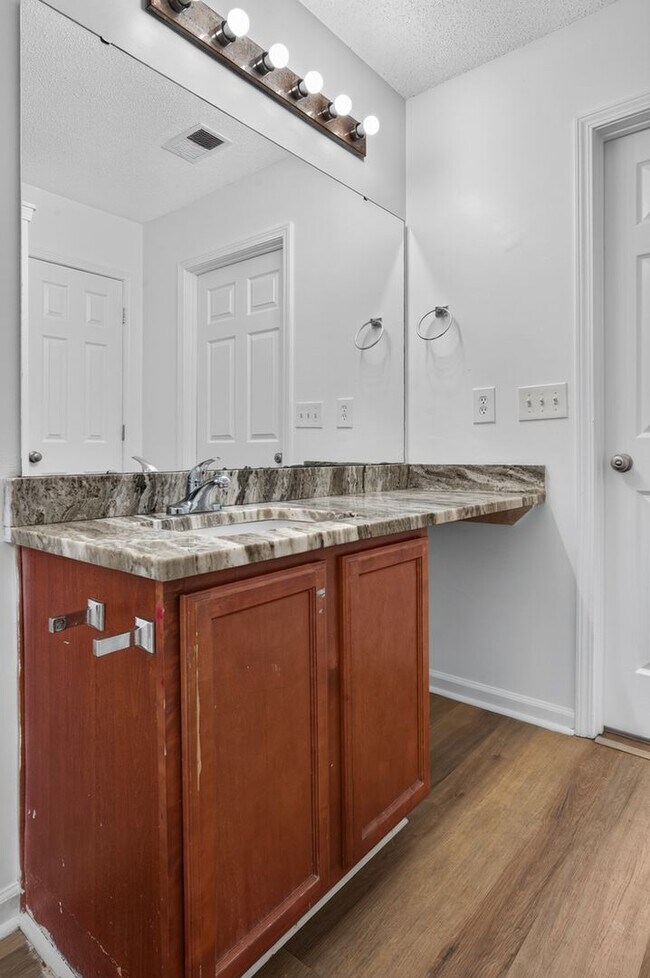 Building Photo - 20 Kimpton Dr