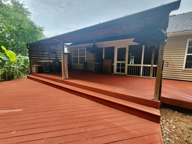 Building Photo - Spacious 3 bedroom with an outside oasis -...