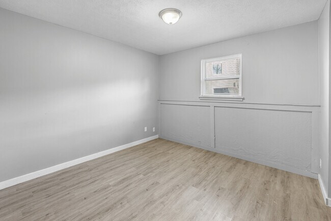 Building Photo - 715 ManApart