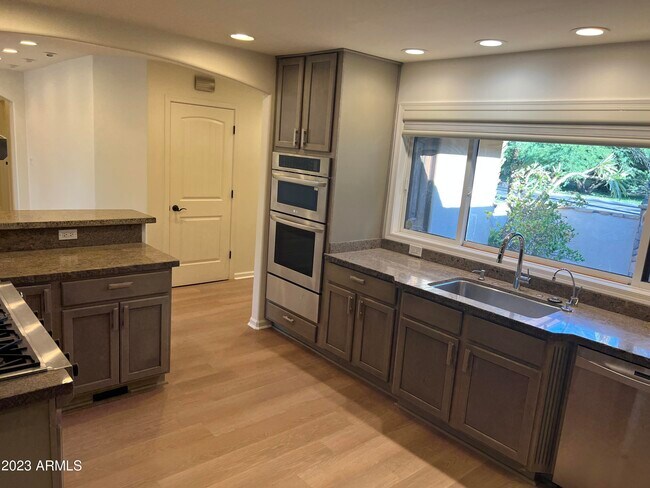 Building Photo - 4420 N 46th Pl