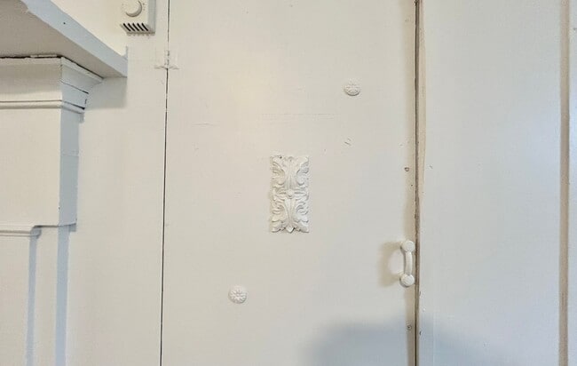 Building Photo - 231 NE 4th Ave