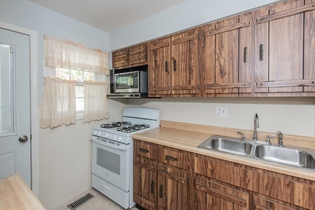 Building Photo - 10701 St Henry Ln