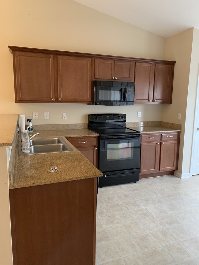 KITCHEN - 516 Dawsons Park Way