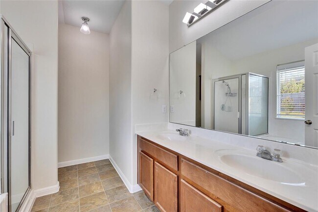 Building Photo - 600 Lakemont Dr