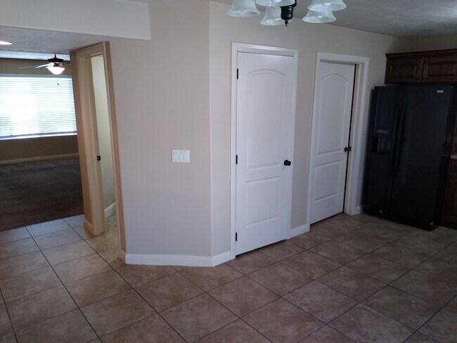 Building Photo - 340 1425 N St