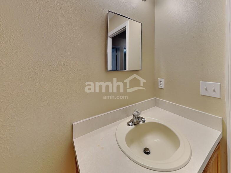 Building Photo - 1888 Vale Dr