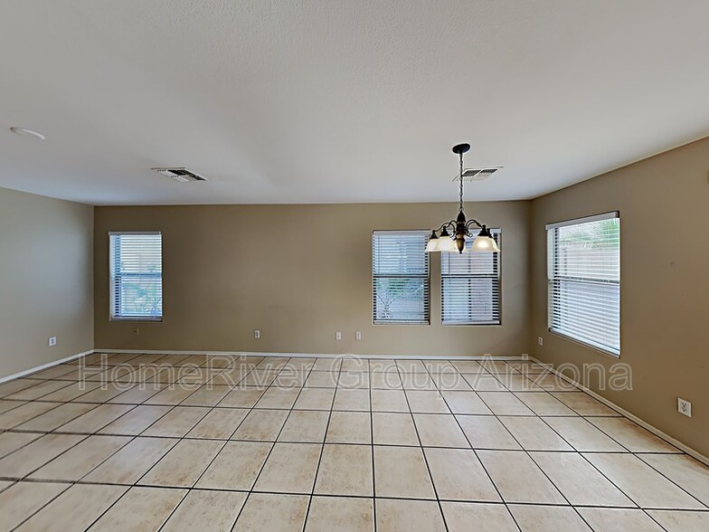 Building Photo - 6413 W Valencia Dr
