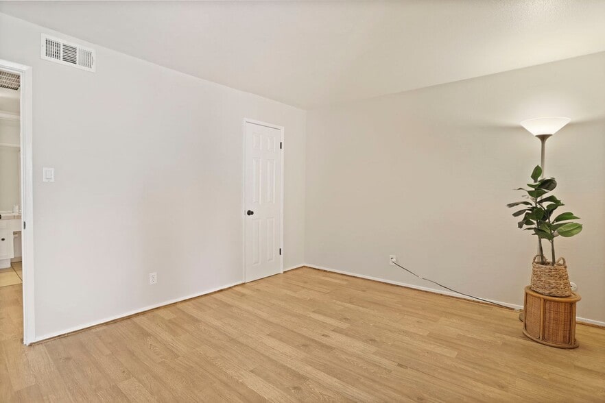 Building Photo - 3702 W Benjamin Holt Dr