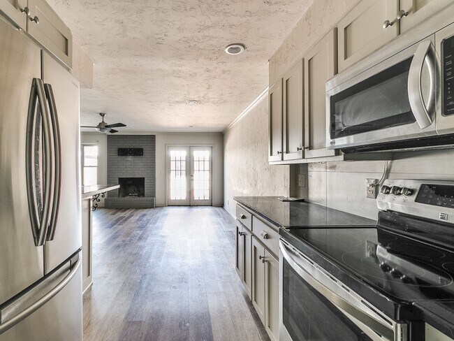 Building Photo - 3063 W Wilshire Blvd