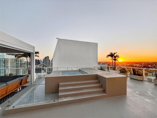 Building Photo - 2020 N Bayshore Dr