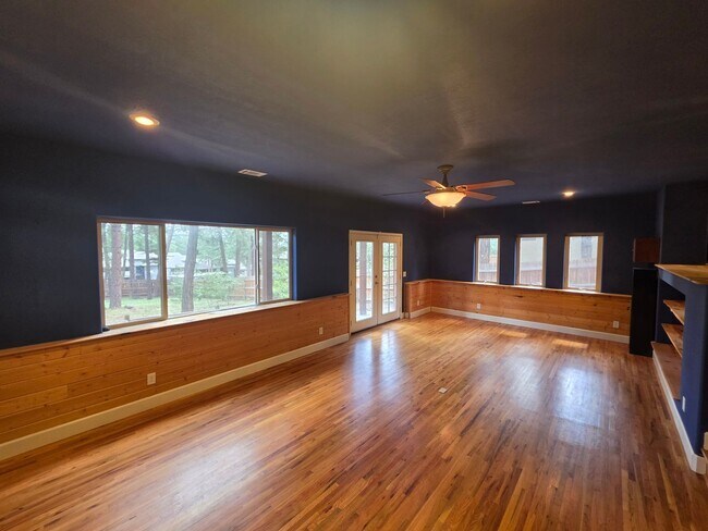 Building Photo - 2374 S Cliffview St