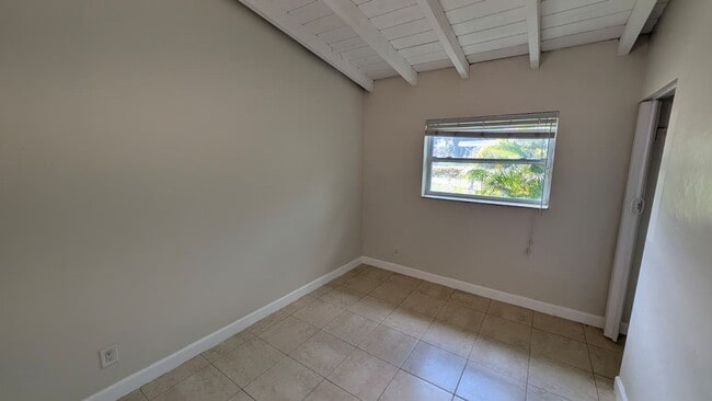 Building Photo - 1553 NW 15th Ave