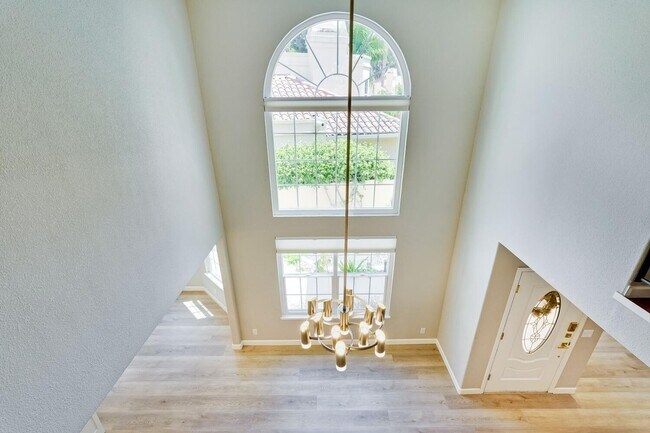 Building Photo - Beautiful and spacious 3 bedroom 2.5 bath ...