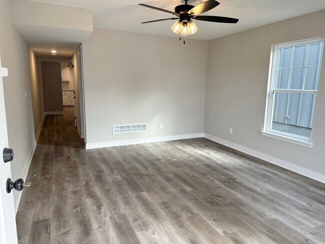 Building Photo - 128-132 SW 8th St