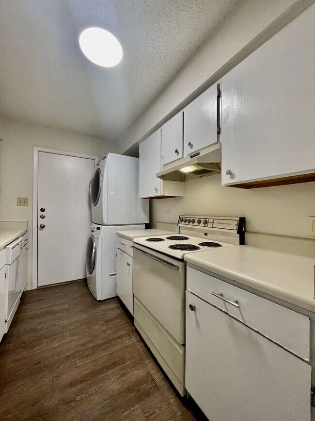 Building Photo - Spacious 2 Bedroom Apartment - Parking - N...