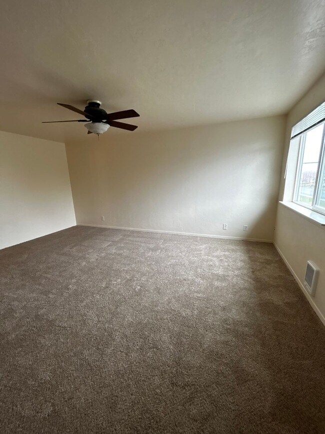 Building Photo - 858s9