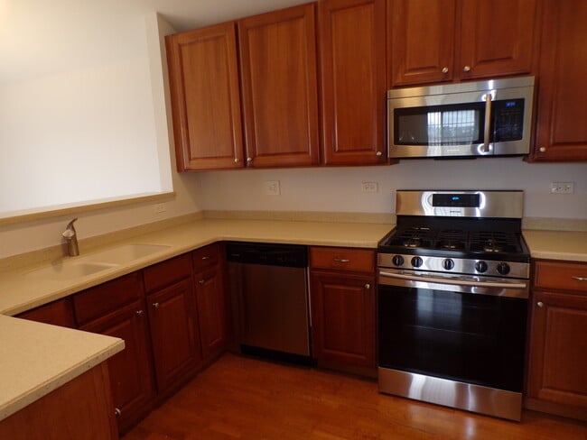 Building Photo - 583 S Parkside Dr