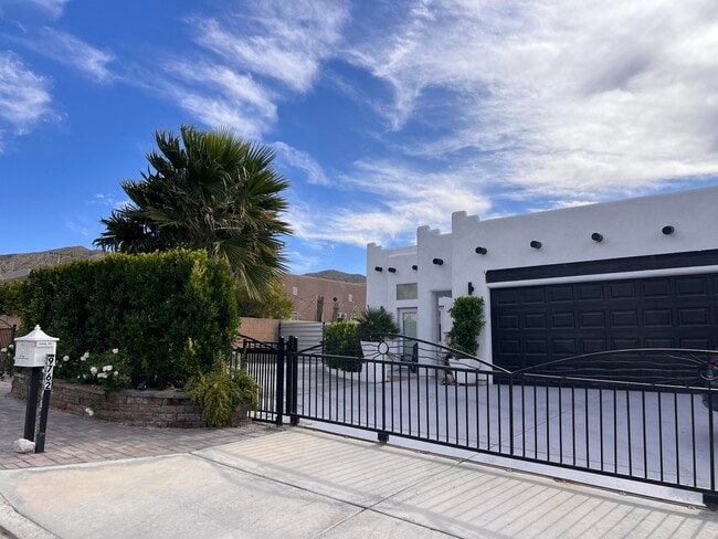 Building Photo - 9762 Palm Dr