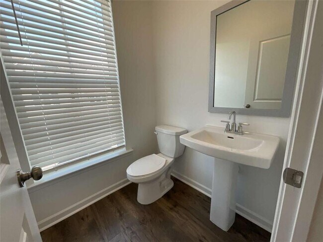 Building Photo - 5716 Schelton Pl