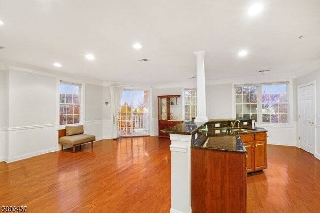 Building Photo - 265 Victoria Dr