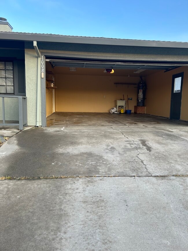 Building Photo - 1008 Shadow Ridge Dr