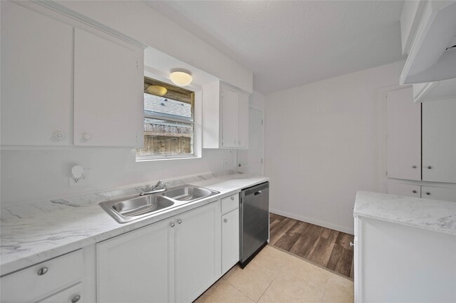 Building Photo - 10006 Neuens Rd