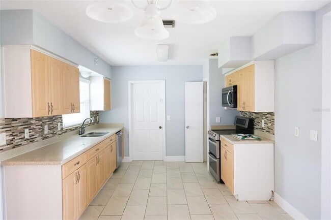 Building Photo - 686 Manor Dr W