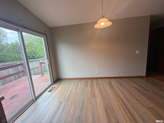 Building Photo - 613 Oakbrook Ave