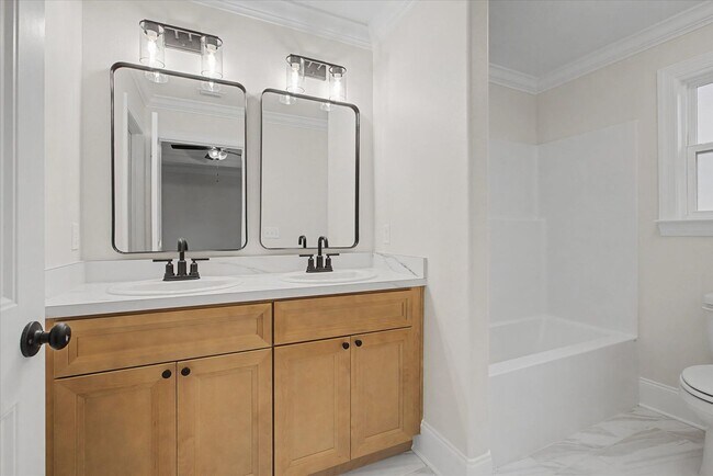 Building Photo - 4 Bedroom Home Available Now!