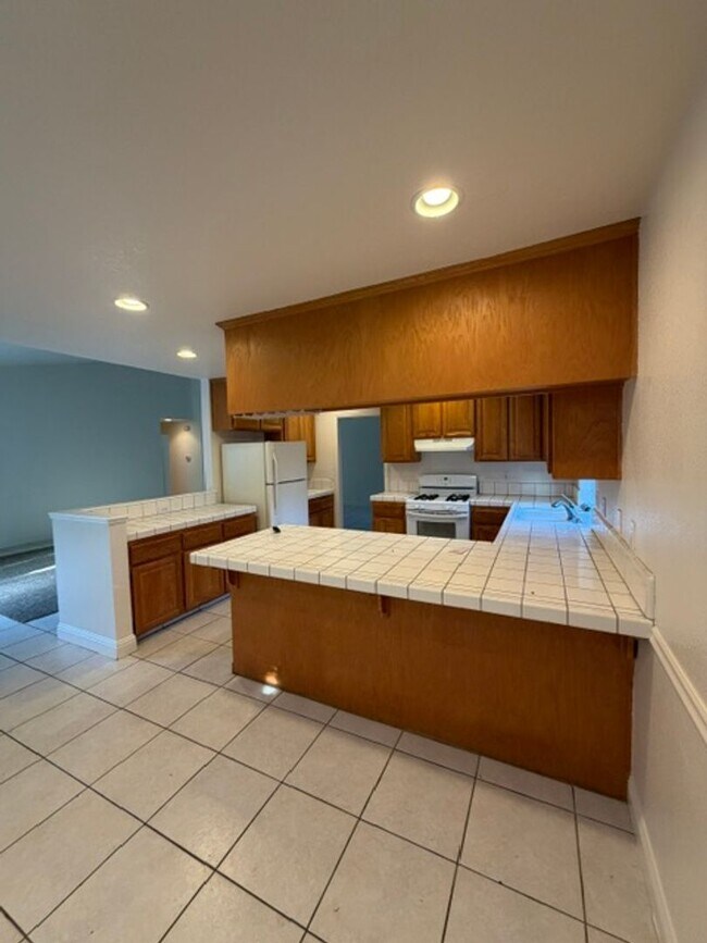 Building Photo - Beautiful Freshly Painted 3 Bedroom and 2 Bathroom Home in Carmichael $2,995.00 + Water