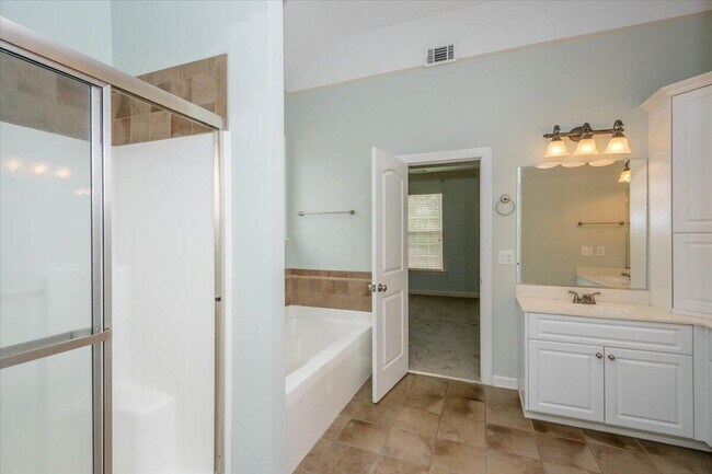 Building Photo - 1661 Jamestown Ave