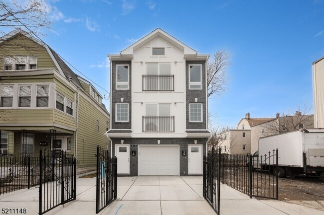 Building Photo - 255 Chadwick Ave