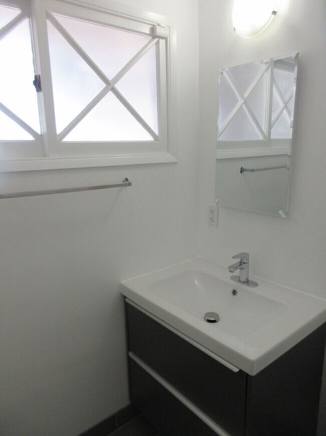Building Photo - Beautiful Porter Ranch 3 Bedroom home on B...