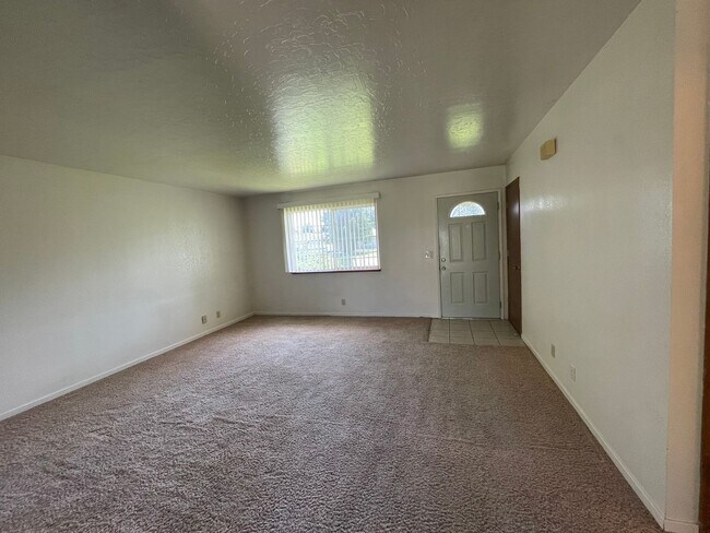 Building Photo - East Redding home with huge yard