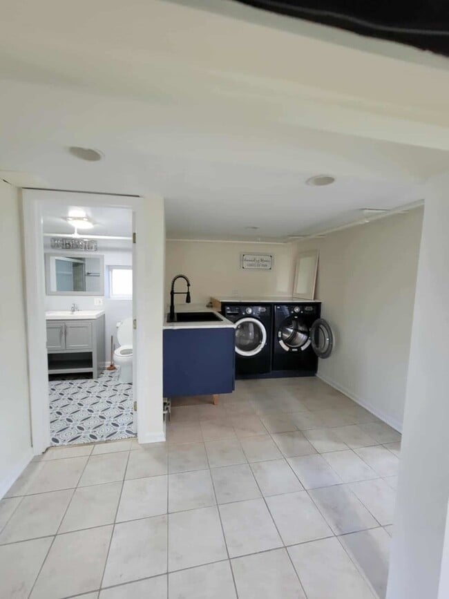 Building Photo - 4014 N Octavia Ave