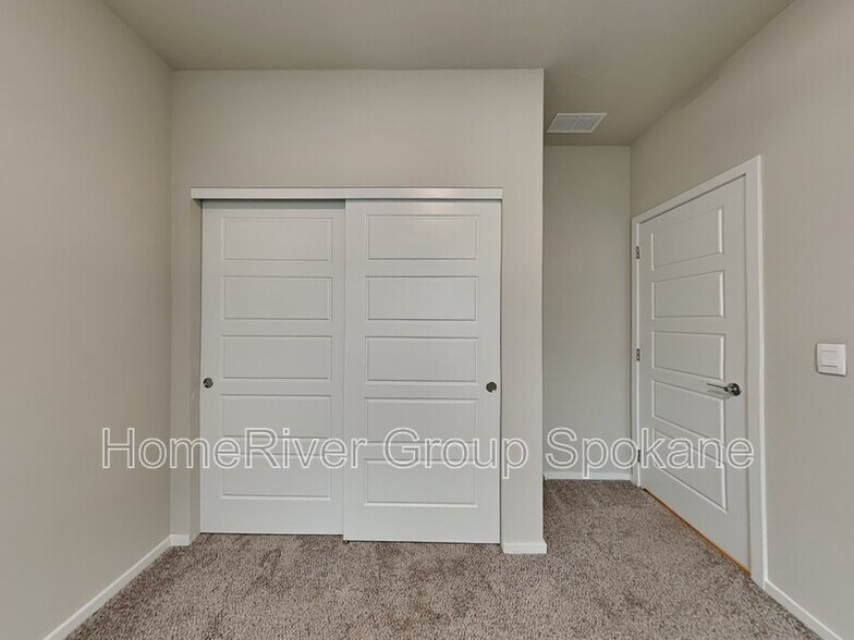 Building Photo - 5820 W Yorktown Ln
