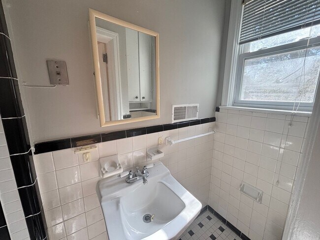 Building Photo - Forest Acres 3 Bedroom 2 Bath