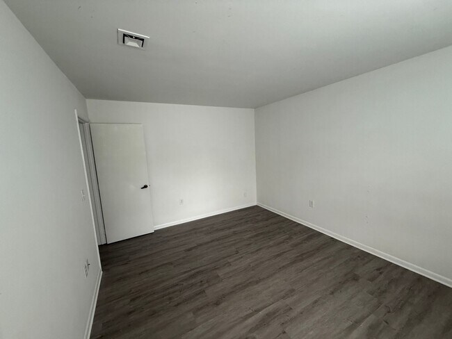 Building Photo - Well Maintained condo in East Charlotte!