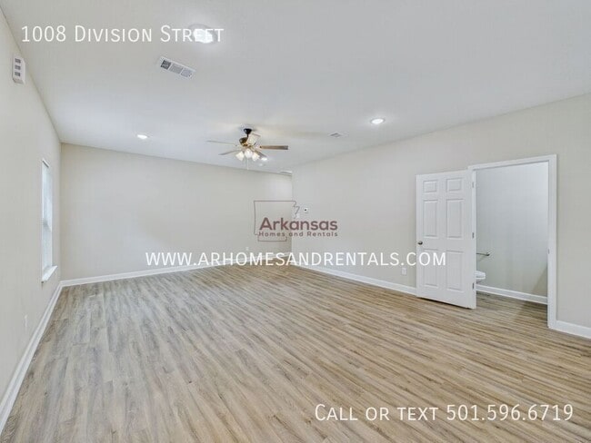 Building Photo - 1008 Division St