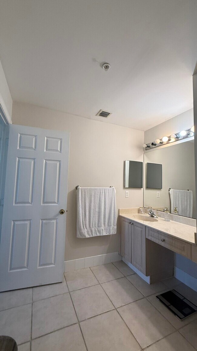 Building Photo - 2060 Greenview Shores Blvd