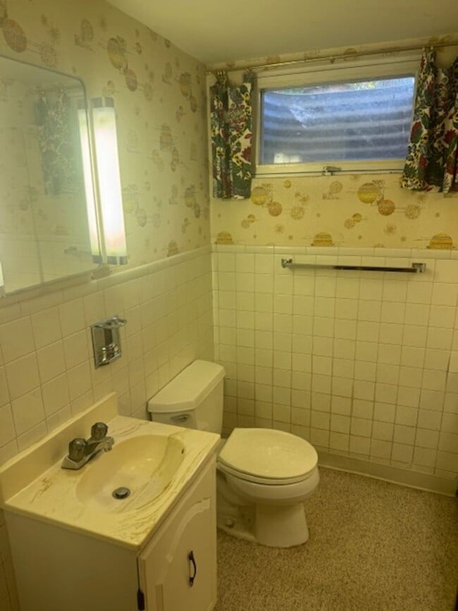 Building Photo - Amazing Home Next to Interlachen Golf Course with 4 bedrooms on Main Level, and Pond!