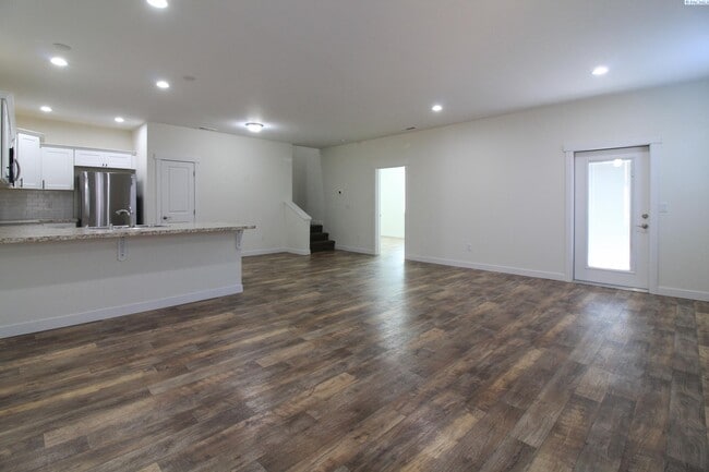 Building Photo - 3 Bed/2.5 Bath Townhouse in Kennewick