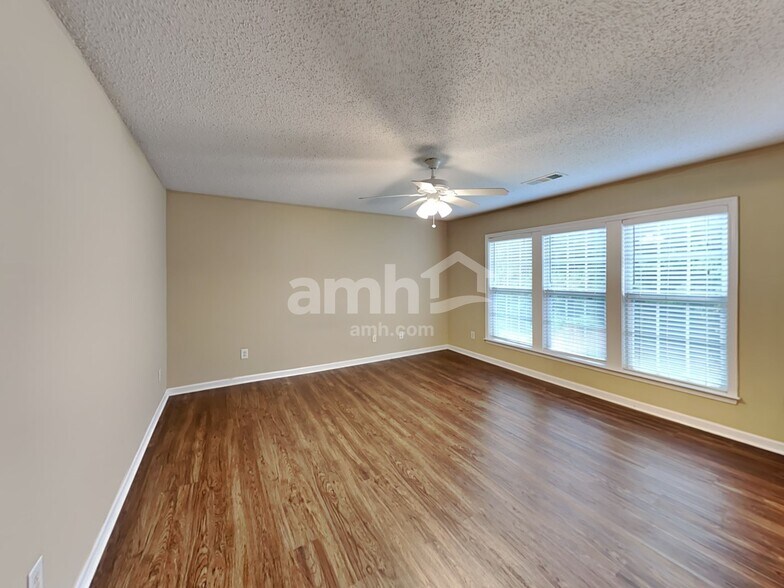 Building Photo - 607 Wallnut Hall Trl