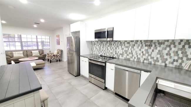 Building Photo - 510 NE 66th St