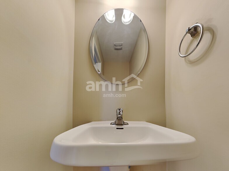 Building Photo - 5633 Rambling Dr